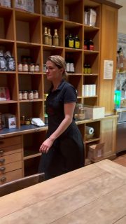 Unsere Kollegin Claudia räumt gerade den neu eingetroffenen italienischen Rotwein vom Weingut Luigi Valori – einen Montepulciano d’Abruzzo DOC Jahrgang 2022 – in das Weinregal unserer Feinkostabteilung. Diesen Rotwein in Bio-Qualität, mögen viele unserer Restaurant-Gäste und Feinkost-Kunden sehr gern.

Ideal ist dieser Montepulciano d’Abruzzo für schöne Herbstabende. In der Nase können Sie die Düfte von Trockenfrüchten, roten Früchten und Gewürzen riechen. Am Gaumen entfaltet dieser Rotwein in Bio-Qualität vom Jahrgang 2022 sein Potenzial, denn er kommt dynamisch und tiefgründig einher. Am Besten Sie kommen bei uns in das La Villetta auf der Augsburger Straße 43 vorbei und genießen ihn vor Ort.

Gern bestellen Sie ihn auch bei uns und wir liefern Ihnen eine Flasche – oder lieber gleich eine Kiste?

Das Weingut @vinivalori befindet sich in der Region Abruzzen in Mittelitalien und ist sehr bekannt für seine hochwertigen Weine.

#rotwein #biorotwein #weingenuss #freunde #familie #genuss #lebensfreude #feinkost #restaurant #striesen #blasewitz #italien #italienisch #restaurant #bar #wein #prosecco #espresso #lifestyle #feiern #regional #essengehen #genussundkultur #BleibenSieanspruchsvoll #dresden